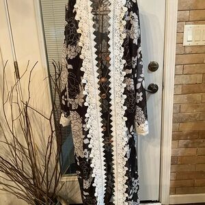 Source Unknown Black and White Floral kimono with added lace details